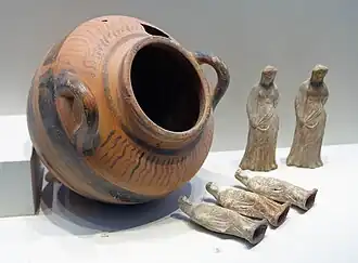 Urne funéraire IVe&nbsp;siècle&nbsp;av. J.-C. et figurines de terre cuite.
