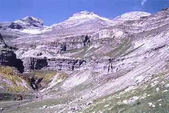 Les « Trois Sœurs » depuis le haut de la vallée d'Ordesa, de gauche à droite (d'ouest en est) : le cylindre du Marboré (3 325 m), le mont Perdu (3 348 m) et le soum de Ramond (3 257 m).