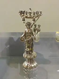 Statuette en argent de Tutela, portant les représentations des sept jours de la semaine, trésor de Mâcon, conservé au British Museum, hauteur 13 cm.
