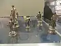 Trois statuettes d'argent : Mercure à côté de Jupiter et Luna