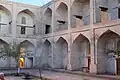 Cour et cellules de la médersa Madar-i Khan.