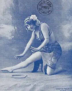 Mademoiselle Pomponnette aux prises avec un serpent, photo pour le programme de La Cigale, octobre 1915