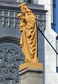 La Vierge Marie sur la toiture de la Basilique.