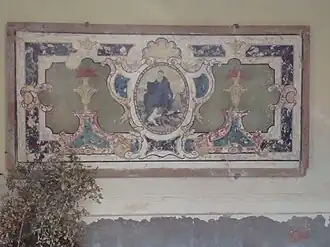 Panneau de bois peint dans le petit cloître.