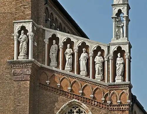 Statues de six apôtres et la Tempérance.