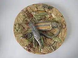 Assiette décorative avec des poissons et des insectes