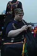 Couturière traditionnelle habillée en elhaf.
