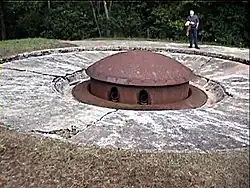 Tourelle pour deux lance-bombes de 135&nbsp;mm en position batterie.