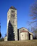 Le campanile et le chevet asymétrique.