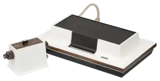 Console de jeu vidéo blanche.