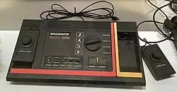 Console de jeu vidéo noire.