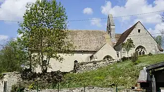 Une vue de la face sud avec baie gothique.