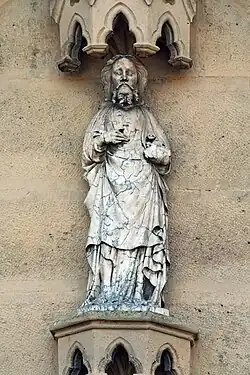 Statue du fronton.