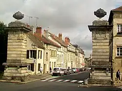 Les deux piliers en pierres de taille de la porte de Paris, rue de Crosne.