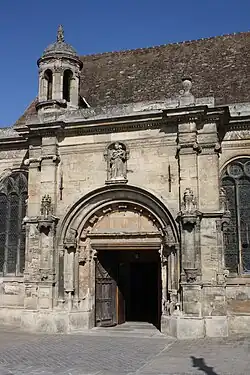 Le portail principal de l'église sur la façade Sud.
