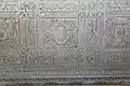 Plafond au-dessus du portail.