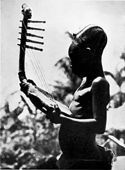 Enfant jouant de la harpe (phot. Casimir Zagourski).