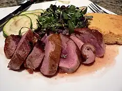 Magret de canard et sa verdure.