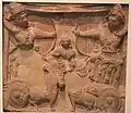 Une scène du Mahâbhârata, possiblement le conflit entre Jayadratha et Yudhishthira. Plaque en terre cuite du Ve&nbsp;siècle.