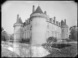 Une vue générale sur les douves.