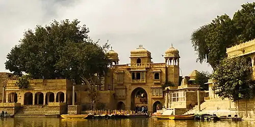 Entrée principale du lac Gadisar, bordée de ghats.