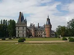 Vue du château depuis les jardins.