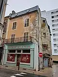 Vue de la maison depuis le carrefour entre la rue Saturnin-Arloing et la rue des Bons-Enfants.