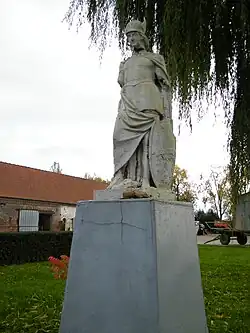 Statue de saint Georges devant l'église.
