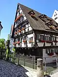 La maison de guingois.