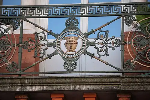 no&nbsp;57 : détail du garde-corps du balcon.