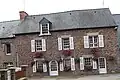 Façade d'une maison de Concoret.