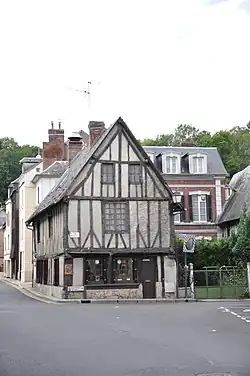 Maisons à pans de bois située au 16 rue de Lisieux.