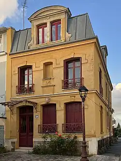 20, boulevard Charles-de-Gaulle.