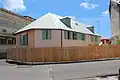 Arrière de la maison avec la nouvelle galerie en bois.