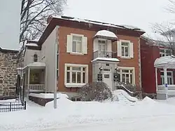 Photographie couleur d'une maison en hiver.