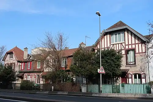 Maisons de style néo-normand.