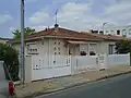 Maison de ville d'architecture moderniste des années 1950.