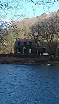 La maison éclusière devant Rosières.