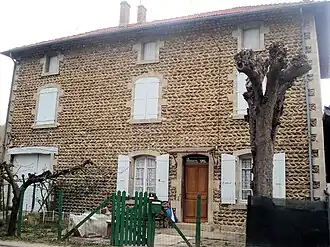 Maison en galets au centre de Hauterives.