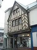 Maison médiévale à colombage dans la vieille-ville.