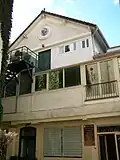 Maison au no&nbsp;4, rappelant la proximité historique du marché aux chevaux.