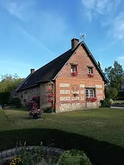 Maison, rue de la Mairie, ex étable d'un corps de ferme datant du XIXe&nbsp;siècle. Sa particularité tient dans son arrondi spécifique.