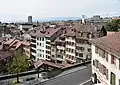Les escaliers à leur arrivée sur la rue Pierre-Viret. Les bâtiments du centre de l'image longent l'escalier dans sa descente.