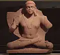 Le bodhisattva Maitreya, en dhoti. empire kouchan, fin Ier&nbsp;siècle ou début IIe&nbsp;siècle. Uttar Pradesh, région de Mathura. Grès rouge, H. 115 ; L. 95&nbsp;cm. Musée Guimet.