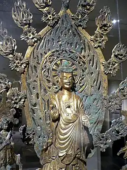 Autel dédié à Maitreya. Bronze doré, daté 524. Vue partielle. Dynastie des Wei du Nord (386-534). The Metropolitan Museum of Art, New York