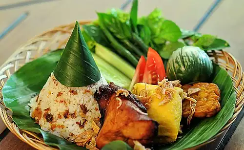 Lalap et ayam bakar
