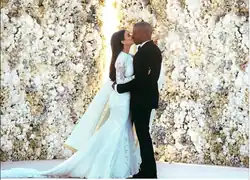 Un couple s'embrassant pendant leur mariage.