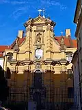 Façade d'église au soleil couchant
