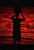 Porteur d'eau sur les rives du lac Malawi