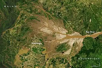 Vue de la crue du fleuve Zambèse et des dégâts, le 10 avril 2023.